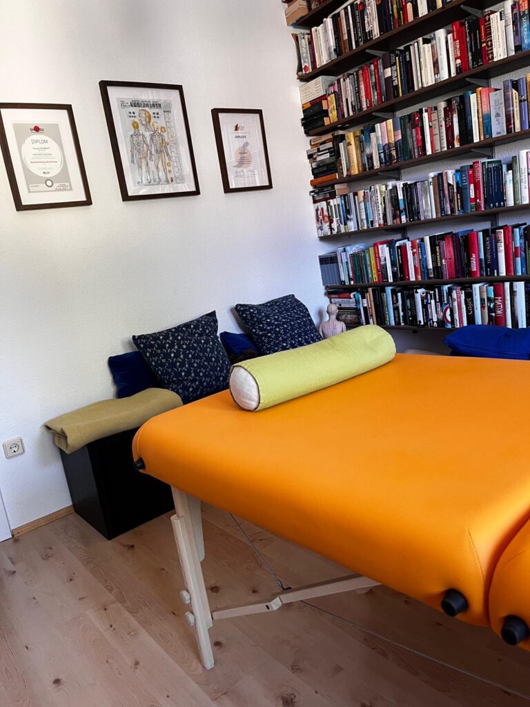 Shiatsu satt auf dem Futon wahlweise auf der Massageliege genießen