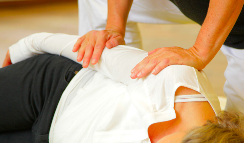 professionelle Shiatsu-Behandlung zur Entspannung auf einem Futon