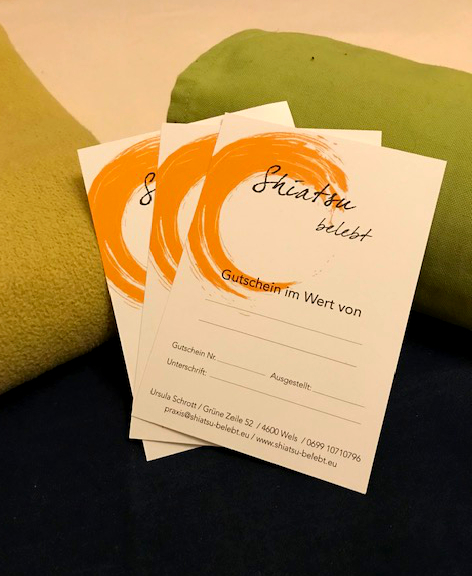 Foto mit Shiatsu-Gutscheinen für eine kleine Auszeit, Entspannung, neuen Schwung und Wohlbefinden