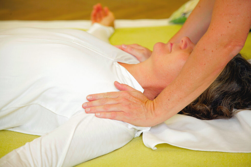 Tiefenentspannung und Wohlbefinden während einer professionellen Shiatsu Behandlung